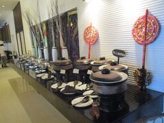 宿泊したホテルの朝食ビュッフェのカレーコーナーです。
スリランカや南インドのいろいろなカレーが並んでいました。