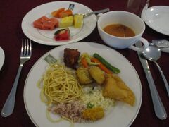 昼食はアヌラダプーラ近くのホテルでカレーやスリランカ料理のビュッフェを食べました。