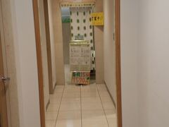 関西空港第１ターミナルのANAでチェックイン
関空発　石垣島行き
NH1747　8:55発      1140着

チェックイン後、カードラウンジに行きました
チェックインカウンターのある階から一つ上がって、ユニクロの奥にあります
ドリンク以外にも、チョコやおかき、柿の種があって、２歳の息子はおかきに夢中！
たくさん頂きました

奥にはマッサージ室があります
有料、営業してました