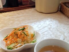 レンタカーを借りたら、ランチです
HAN'S　石垣島店でステーキランチです
駐車場もあって、便利です
ランチタイムは、サラダ・スープ・ごはん・カレーのハーフバイキング付きです
ポップコーンマシーンも置いてありました
ステーキを食べたら、子供が大喜びで食べていました
もちろん、ポップコーンも無料です

離乳食のためにお湯も頂きました
一人座りがまだ出来ない６か月の娘にバンボ（椅子）もあって、とてもよかったです