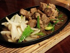 ホテルにチェックインする前に、夕食を頂きます
ホテルは日航八重山なので、近くで済ませたいと思い、あだん亭という居酒屋に行きました
駐車場に停めて、開店の１７時ちょうどに入店
座敷とテーブル席があり、ここにも６か月の娘にちょうどよいバンボ（椅子）がおいてありました

石垣牛スタミナステーキ　2000円

せっかくなので、石垣牛が食べたくてオーダーしましたが、牛の味はあまりせず…ニンニク味…油かたまってる…