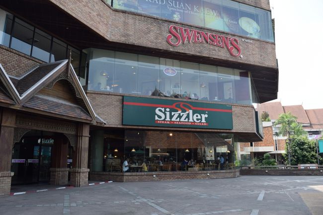 市内北西部、お濠にもほど近い場所にある。<br />2013年にプロムナーダ・リゾートモール・チェンマイとセントラル・フェスティバル・チェンマイができるまでは、エアポートプラザと並ぶチェンマイの2大高級ショッピングコンプレックスのひとつでした。