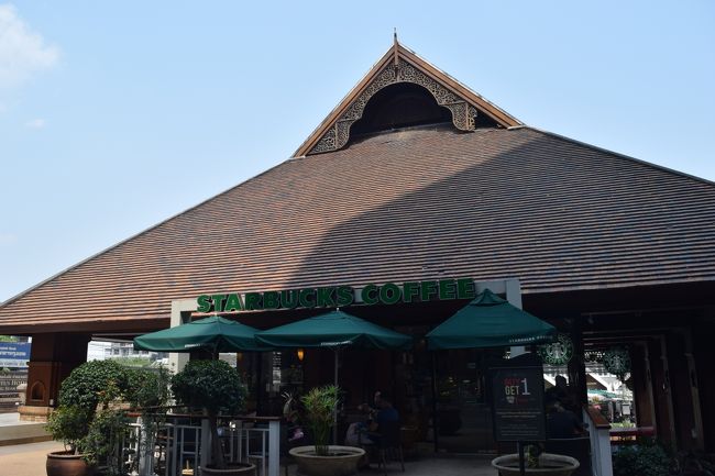 スタバの建物が正面入り口の向かいにあります。