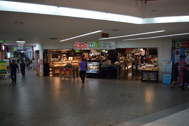 1階に来ました。<br />TOPSスーパーマーケットに寄りましょう。
