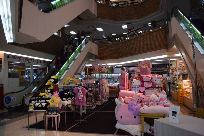 中に入りましょう。<br />年季を感じさせる、セントラルフェスティバルのような近代的なショッピングセンターではない、昔ながらのデパートといった感じです。