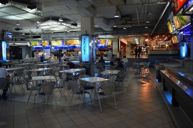 地下1階のフードコート、人はあまりいません。
