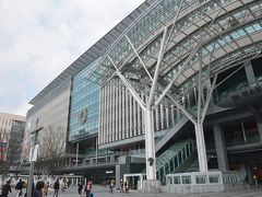 博多駅です。九州の玄関口にふさわしい大きな駅ビルです。