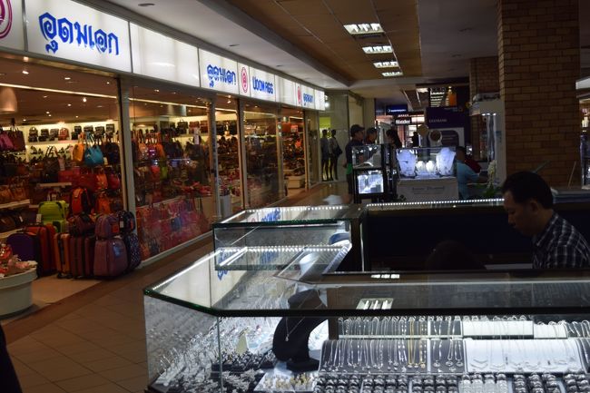 地下1階から2階までにはピザハットやシズラー（ステーキ＆サラダバー）、ブラックキャニオンなどのレストランや喫茶店、ワトソンズやBootsといったドラッグストア、眼鏡店や大型の靴・カバン店などが入っている。<br />４階に日本語の新聞や書籍を扱う東京堂書店もある。<br />日本で売られている日本のタイ語の教科書はこちらで買うほうが日本で買うよりも安いです。<br />3階と4階は1〜2坪程度の小さな店舗が軒を連ねており、若者で賑わっている