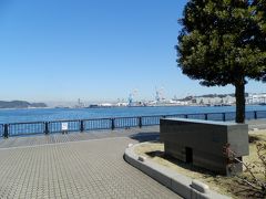 JR横須賀駅を出て海の方角へ降りていくと、目の前に広がるヴェルニー公園。 
2001(平成13)年にオープンしたフランス庭園様式の公園です。
その名は日本の近代化に貢献したフランス海軍の技師フランソワ・レオンス・ヴェルニーに由来します。
それ以前は「臨海公園」という、ごく普通の名称でした。
公園からは横須賀本港が一望でき、右手は米海軍基地、左手が海上自衛隊地方総監部です。