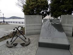 そろそろ公園も尽きかけようかという片隅に、石碑が一列に並んでいました。
最も目立つ位置に立っていたのが「海軍の碑」。
太平洋戦争の終結から半世紀が経った平成7(1995)年。
大日本帝国海軍が横須賀に存在した証として建立されました。