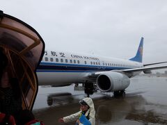 雨の降る中飛行機に乗り込みます。

CZ3008
10:45(実際10:49) HND - 15:20(実際14:18) CAN
B737-8
飛行時間　予定:5時間35分　実際:4時間29分
往復　マイル使用＋\20,790（インドネシア出国税込）