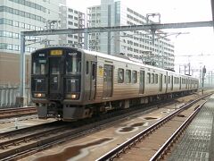 2016.03.19　吉塚
意地でも１１時の列車に乗ったのは理由があり、当駅で見たい列車があるのだ。これは筑豊本線仕様の８１３系。