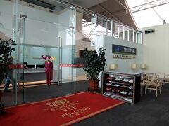 広州に到着。
しかも1時間も早く着き、することがない。。

しかも外は大荒れの天気。。
ここまで南下すると湿気を感じるんですね。

ラウンジでまったりしますか。