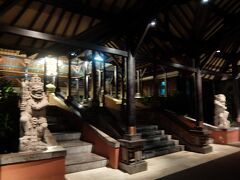 1:11

深夜到着ということで、空港から近くビーチにも近いホテルに泊まることに。

バリ・ガーデン・ビーチ・リゾートです。
フロントは誠実な印象。
南国にありがちなフレンドリーでいい加減という感じはしません。

翌日気付いたのですが、オーストラリア人と思しき西洋人が多め。
滞在の数時間では日本人は確認できませんでした。


バリ・ガーデン・ビーチ・リゾート
スーペリア、禁煙、クイーンサイズ
\9,731（日本で予約）