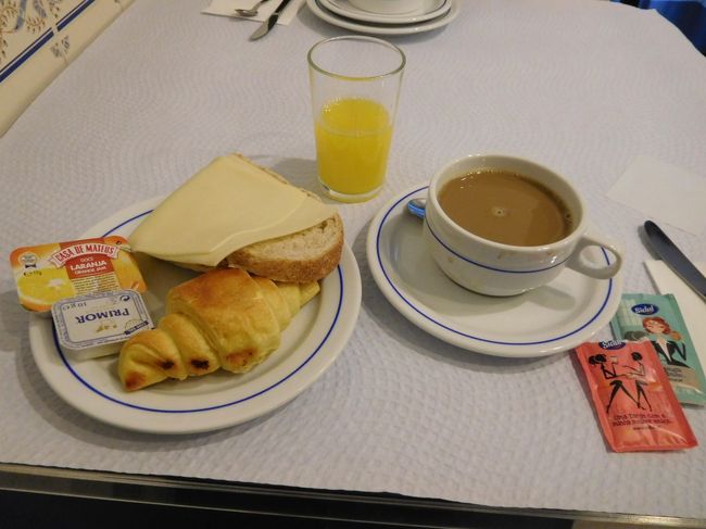 朝食。パン３種類、チーズ、コーヒー、そしてオレンジジュースと簡単なものですが、１泊３４ユーロでは贅沢は言えません。