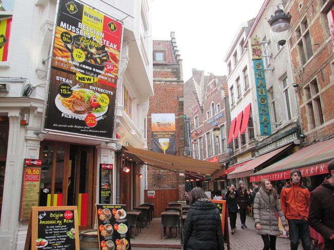 １２時前にはお腹が空いてきたのでレストランを探します。<br />どこのレストランも１２時からみたい。まだ準備中です。<br /><br />お目当てだったＬＥＯＮもまだ朝礼？賄い？中でした。