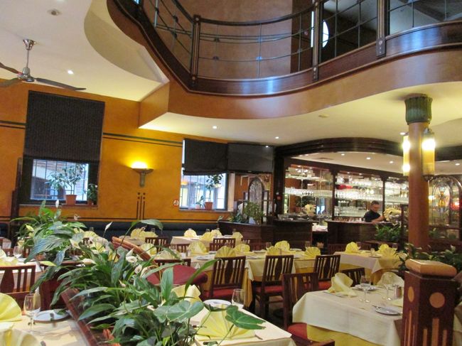 すぐに入れるお店はないかな〜とブラブラしていたら、「もう入れるよ〜」って言われて入ったレストラン。<br />メニューをもらってオーダーするも、なかなか料理は出てこず。<br /><br />「お店の中で座って待ってていいけど、お教理は１２時から作るよ」<br />ってことだったみたい・・・。<br />じゃ、ＬＥＯＮが開くの待ってればよかったな・・・。