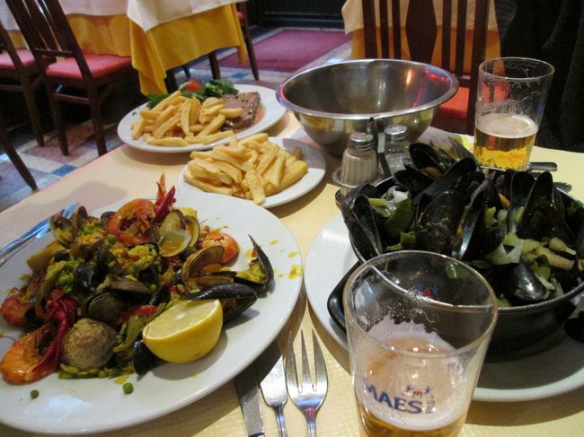 ３人で３種類のお料理をオーダーしました。<br />ムール貝、パエリア、フライドポテト。<br /><br />そう言えば、「小便少女もこの辺にあるはず！」<br />「どうやら分かりにくい所にあるらしいよ」<br />などなどと話していたら、ちょうどこのレストランの脇道に人がどんどん入っては出てくる。<br />まさかあそこが！！