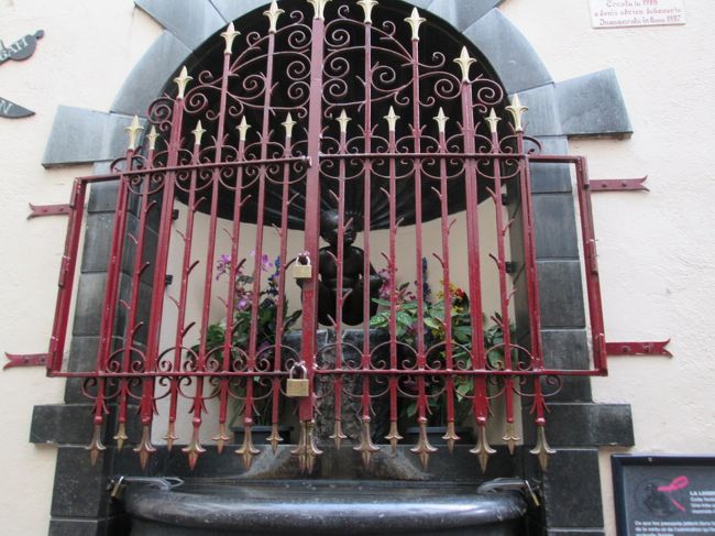 は！！まさかこの檻の中の少女が！！