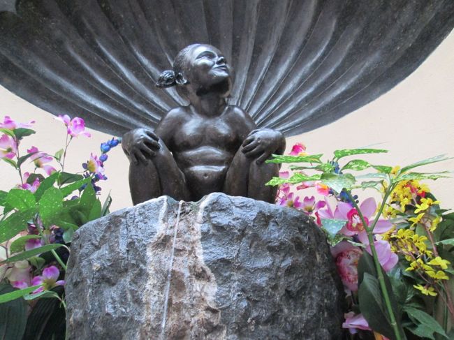 そう彼女こそが小便小僧ジュリアン君の女の子バージョン、<br />小便少女！！<br />なんと衝撃的な画・・・。