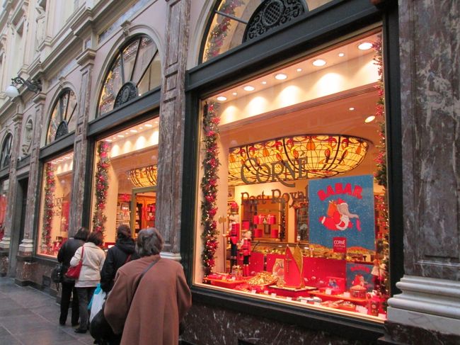 たくさんのお菓子屋さんが並んでいます。<br />ショーウィンドウを見ているだけでも楽しい！<br />