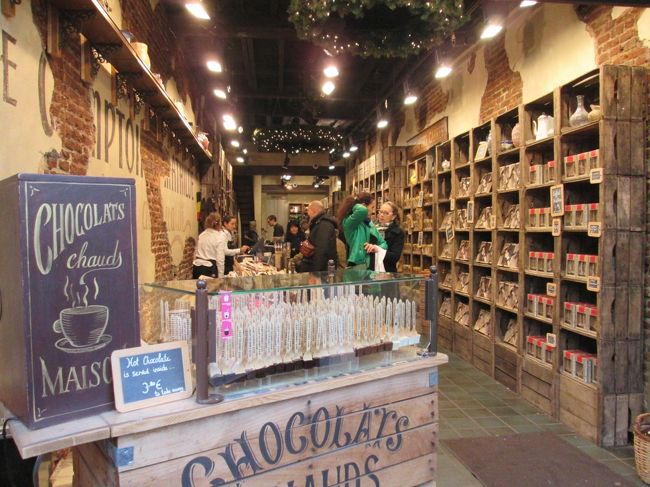 散策途中、ホットチョコレートを発見！<br />棒に刺さったチョコレートキューブをミルクに溶かしながらいただきます。いろんな種類の味があったけど、ここは無難にダークチョコ。