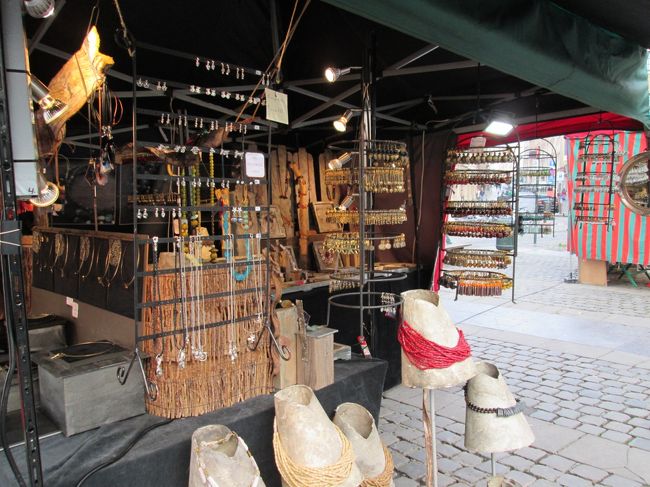 雑貨の市場ではハンドメイドのジュエリーが売ってました。<br />こちらでピアスを購入。気に入って日本でもよく使います。