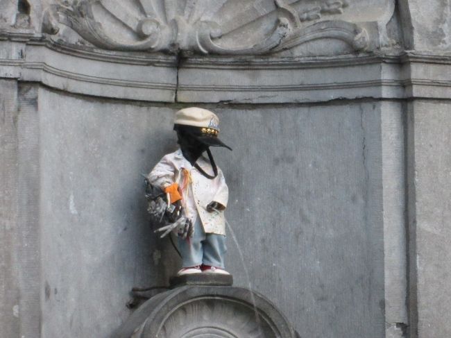 そろそろ駅に戻ります。駅まではまたしても徒歩で。<br />帰りにもう一度ジュリアン君の前を通ってみると、<br />朝と衣装が変わっていました。<br />これは何のお洋服かな？？<br /><br />パリから電車でおよそ１時間２０分の旅、街並みを堪能するだけでも満足な旅でした。あ、あとジュリアン君の世界の衣装も！！<br />