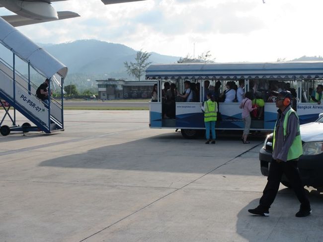 そしてサムイ空港へ<br />トラムが開放的です。