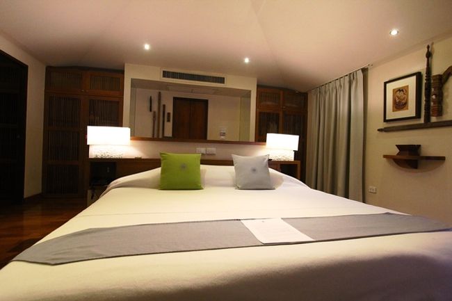 到着も遅く<br />直ぐに日は暮れた<br />一瞬の輝きだったと悔やんだ<br />明日はあるか不安がいっぱいでした。<br /><br />気を取り直して<br />ヴィラ撮影<br />ベットルーム<br /><br />２回目だからと気合無く室内撮って無い<br />m(__)m