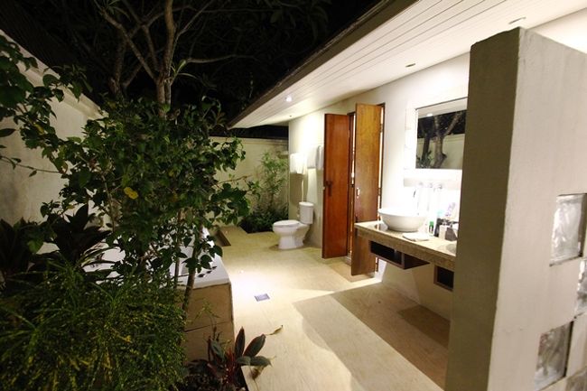 バックヤードと云える<br />洗面台・トイレ・バススペース