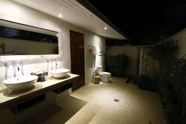 左右に洗面台・併せて４器<br />便座２器