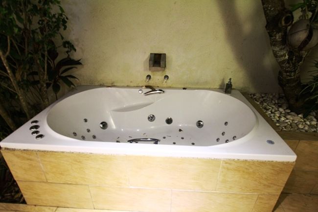 ジャグジーらしいが・・・<br />一度も使わず終わってしまった。<br /><br />プールで体冷やし<br />シャワーで流すのが習慣になったな。