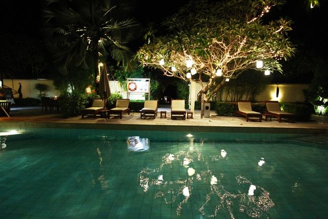 施設中央の共用プール<br /><br />水鏡発見！<br />久方ぶりの愛機をいじくりまわす。<br />中々息が合わなかったな・・・