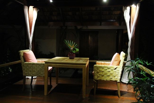 スパルーム前のテーブル