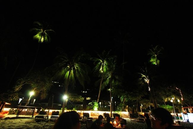 娘夫婦はビーチフロントランプテーブルへ