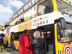 リスボンに到着し空港駅でチケットを買って、地下鉄でホテル最寄りのロシオ駅まで。
思ったよりスムーズに来れてよかった〜。

チェックインにはまだ早かったのでホテルに荷物をおき、受付で観光のアドバイスをもらい、初日はまず二階建てのオープントップバスに乗ることに♪事前に予約するつもりがどの会社のバスがいいかわからず結局予約無しで来てしまったけれど、ラッキーなことにロシオ駅発の二階建てバス（Yellow Bus)がありました。48時間有効なので翌日も使えます。