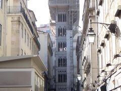 歩いていたらサンタジュスタのリフトが目の前に。
いつ見ても行列が出来ていました。