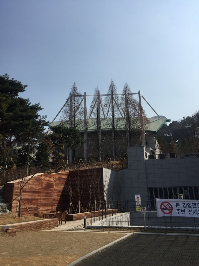 真っ直ぐ行ったさきの右手に。