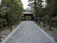 銀閣寺

　ほどなく東山慈照寺、銀閣寺があります。

　銀閣寺山門に向かう細い道を歩いていると、ネットで見た菊池寛の文章が頭をよぎる。

　時々、死にかかった人が救助され蘇生したニュースを見て、ひねくれた思いが顔を出すことがあります。
　ああ、あの人はもう一度死ななければならない……

　ひとは、どうしたって一度は死ななければならない。
　助けられた人も、そう。

　若ければ……、これから恋もするし良いこともたくさんあるかも知れない。

　菊池寛の「身投げ救助業」という短い文章には、１８の娘が身投げして、例の茶店のおばあちゃんに助けられて、交番に向かう途中また身投げして、またおばあちゃんのさしのべる棹にしがみついてしまう。

　生きるというのはどういうことを言うのだろう。
　