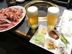 繁華街で夕食

　晩に、河原町の焼き肉２９８（にくや）。
　大繁盛ですね。
　夜でも１０８０円(税込み)で焼き肉食べ放題。
　ビールはもちろん別料金。

河原町交差点の大道芸

　このあたりの辻には、大道芸の人がいます。
　なかなかレベルの高い芸を披露している。

　白塗りの化粧をして銅像のようにじっとしている。
　それを、高校生のグループみたいなのが顔をくっつけんばかりにして見ている。
　いまどきずいぶん純朴な若者たち。

　通りがかりの若い女性がカメラを向けると、とつぜんポーズを取ったりする。
　それにひっくり返らんばかりに驚く若者たち。
　ずーっといつまでも、不思議そうに眺めていた。

　びくともしないけど、大道芸の人も迷惑してたろうなあ。