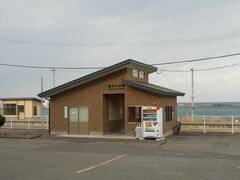 北上を再開し，陸中八木駅．所在は洋野町種市．
有家駅から2.7km，久慈駅から21.8km．無人駅．
この辺りからしばらくは国道45号の近くを走る．
駅の裏側(北東側)は港になる．