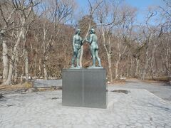 十和田湖のシンボル乙女の像．
駐車場から3〜400mほど歩くが風が強く寒かった．