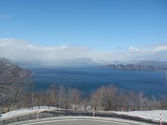 湖畔を離れカルデラの外輪山へ．秋田県に入り発荷峠．
7年半ぶりに来た．
展望台上も雪が少なく上がることができた．
八甲田には雲がかかり，あまり良くなかった．
新緑時期がいいな．
