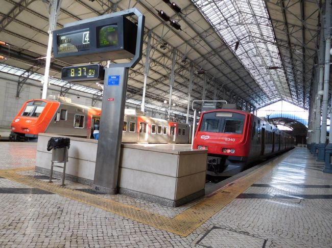 朝のロシオ駅。<br /><br />昨夜充電に失敗したようで、本日の写真はここまでしかありません。<br /><br />シントラ（王宮）→ロカ岬→（カスカイス）→ベレン（ジェロニモス修道院）→国立古美術館と回りました。<br /><br />シントラでは、昨日が定休日のため今日行くのにこだわったケイジャータの老舗「Fabrica das Verdadeiras Queijadas da Sapal」で、ケイジャータとトラヴセイロを頂きました。暖炉が燃えるこじんまりとしたすごく素敵なカフェで、行くのにこだわって良かったと思いました。<br /><br />ロカ岬は今回の旅で一番写真が撮りたかった場所なのでテンション低めでしたが、良いお天気に恵まれたので、せめてその風景をしっかりこの目に焼き付けようと思いました。<br /><br />ジェロニモス修道院ではちょうど誰も並んでおらず、直ぐにリスボンカードでチケットを発券してもらえました。でも出てきた時には、やっぱり少し並んでいました。<br /><br />市電を乗り過ごして引き返したり長い階段を上ったりと、国立古美術館へはたどり着くまでにどっと疲れました。でも一通り鑑賞を終えた後、館内の広い庭のあるカフェで頂くコーヒーは、慌ただしかった一日を癒してくれる至福のひと時でした。<br /><br />その後中心部に戻り、ビッカ線の上辺りから、今日は少し待ってやってきた２８番の市電で、マルティン・モニスへ戻りました（行先はグラサになっていましたが、なぜかマルティン・モニスまで行きました）。<br /><br />