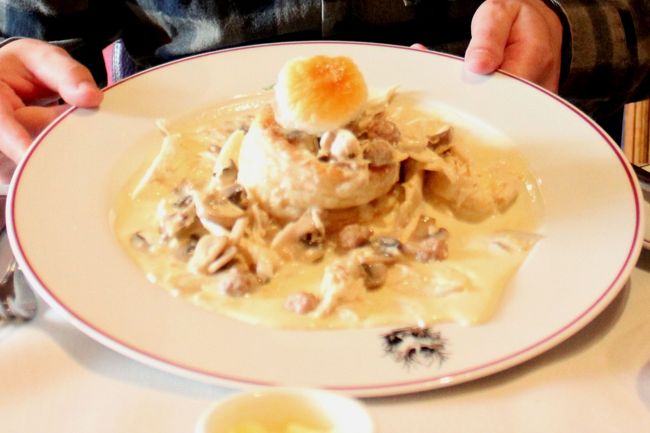 名前を忘れてしまいました。ワーテルゾーイのパイ包みだったかな？<br /><br />おいしかったけれど、場所代が含まれているなと感じました。