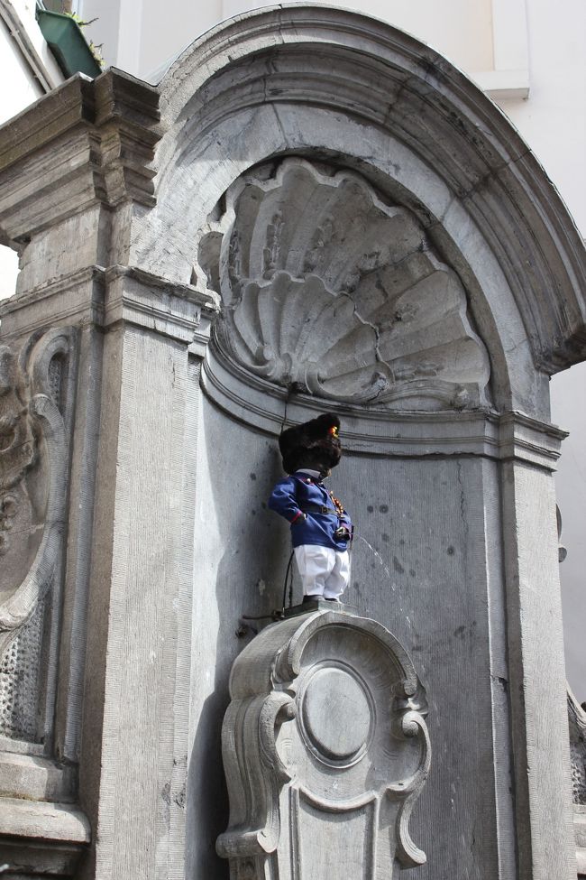 14:25 衣装を着たジュリアン君を初めて見ることができました。今まで見た時はいつも裸だったのでした。