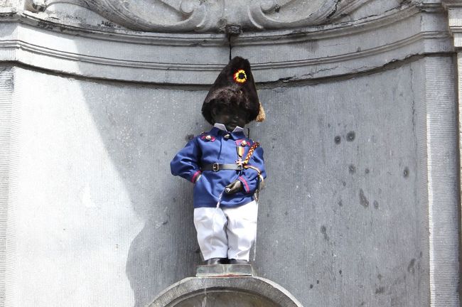 胸にはベルギーの勲章を付けて、サーベルを差していました。