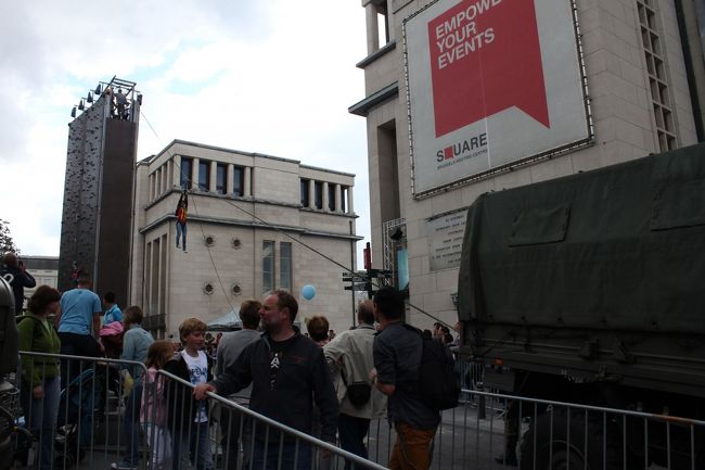 ロープを使って降りていく体験アトラクション。