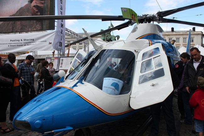 ヘリも触ったり乗ったりできます。<br /><br />戦闘機もあったのですがあまりの人気ぶりに写真を撮るスペースすらありませんでした。